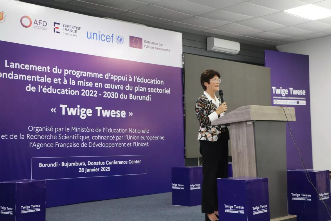 La Repr&eacute;sentante de l'UNICEF en train de prononcer son discours.