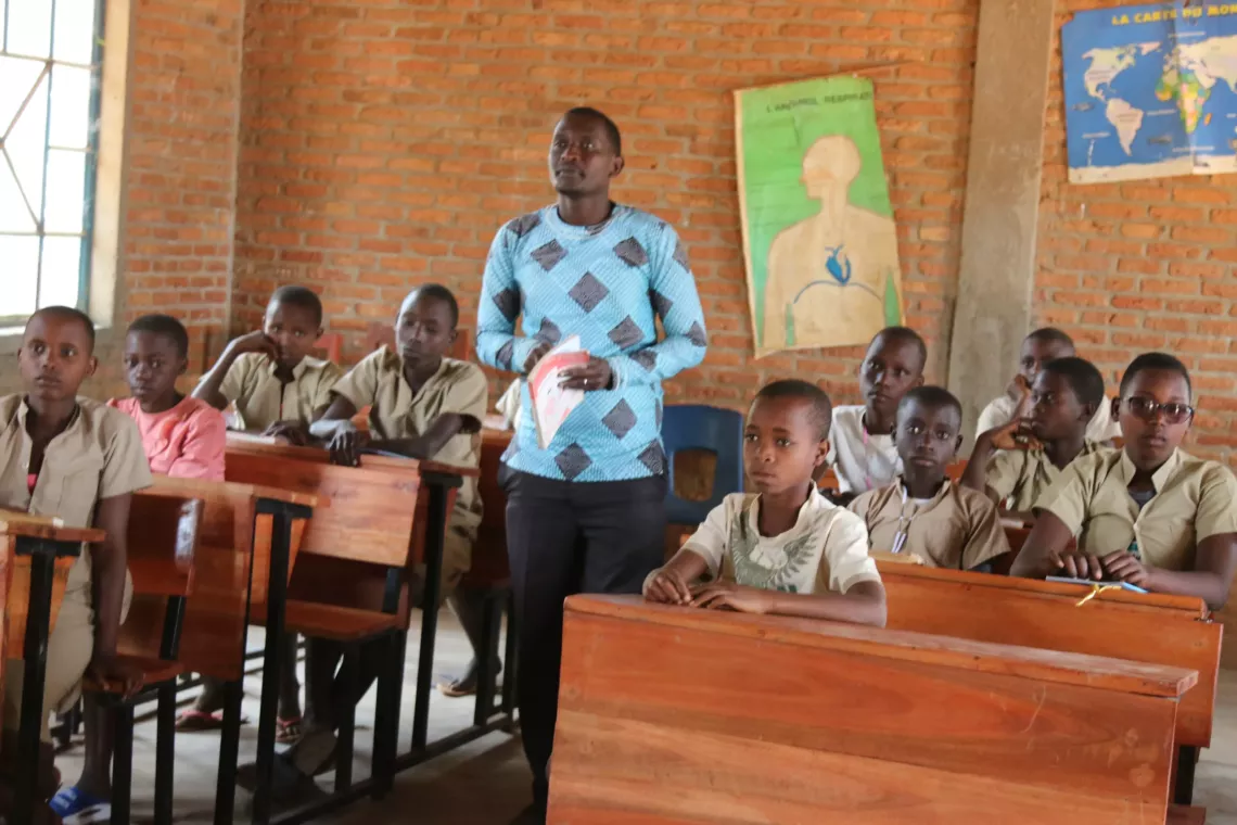 Eric Nshimirimana, un enseignant facilitateur des cours de rattrapage, en plein cours de Fran&ccedil;ais. 