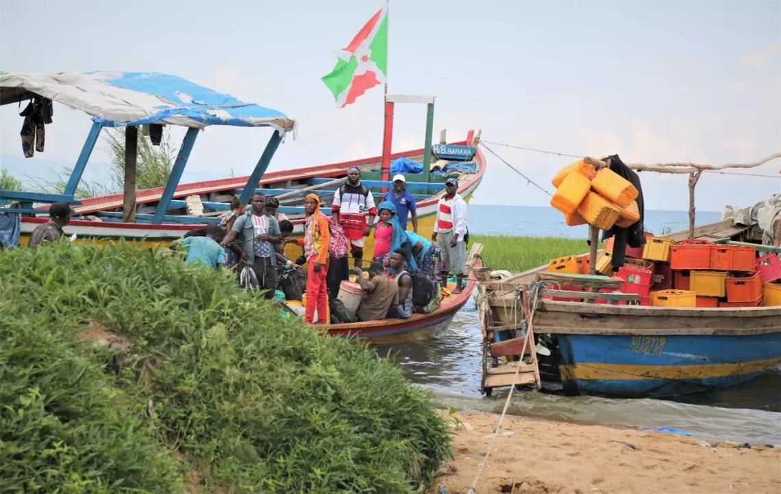 Travelers arrive from DRC at the Rumonge Port. 