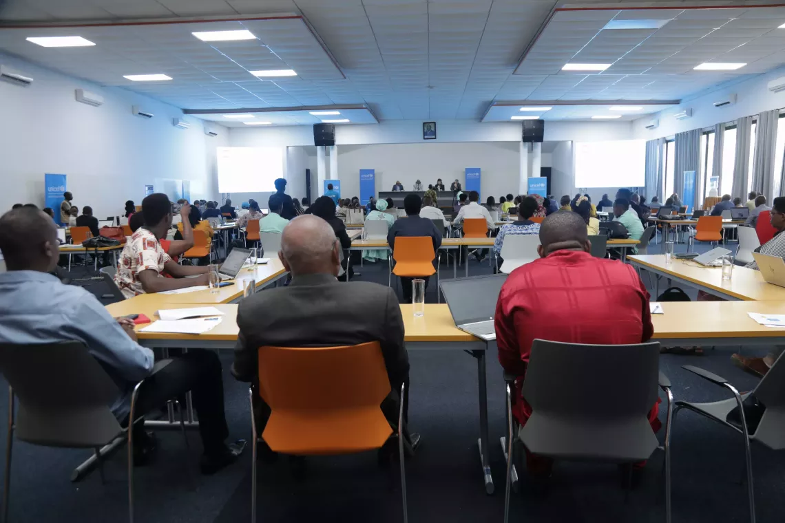 Vue des participants en train de suivre les pr&eacute;sentations de la revue annuelle.