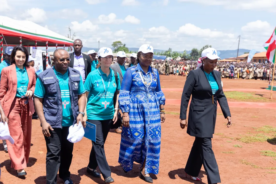  La Premi&egrave;re Dame, accompagn&eacute;e de partenaires de Gavi, de l&rsquo;UNICEF et de l&rsquo;OMS, arrive au stade de Kibimba pour la c&eacute;r&eacute;monie de lancement