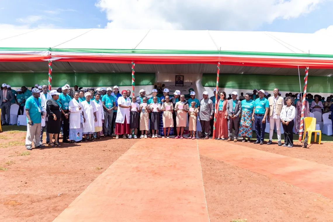  Des jeunes filles, tout juste vaccin&eacute;es contre le VPH au stade de Kibimba, immortalisent ce moment par une photo avec la Premi&egrave;re Dame, des membres du Gouvernement ainsi que des partenaires techniques et financiers