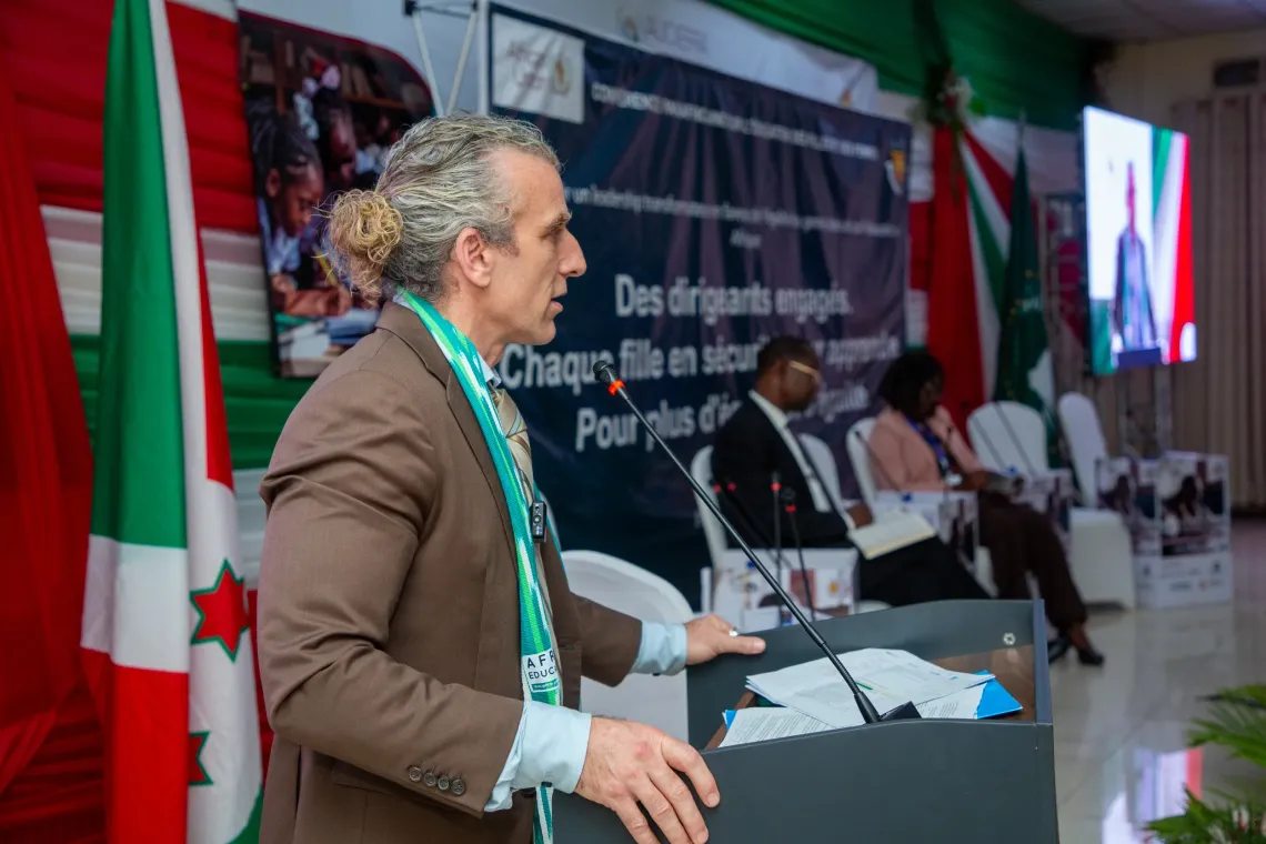 Jeremy Hopkins, Directeur r&eacute;gional adjoint de l'UNICEF pour l'Afrique de l'Est et australe, animant une s&eacute;quence consacr&eacute;e &agrave; l&rsquo;Appel &agrave; l&rsquo;action Safe to Learn.