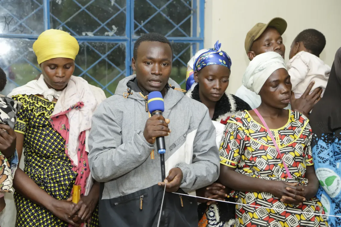 Couple sharing testimony of positive behavioral change after dialogues with leaders and facilitators on sharing responsibilities for their children&rsquo;s harmonious development 