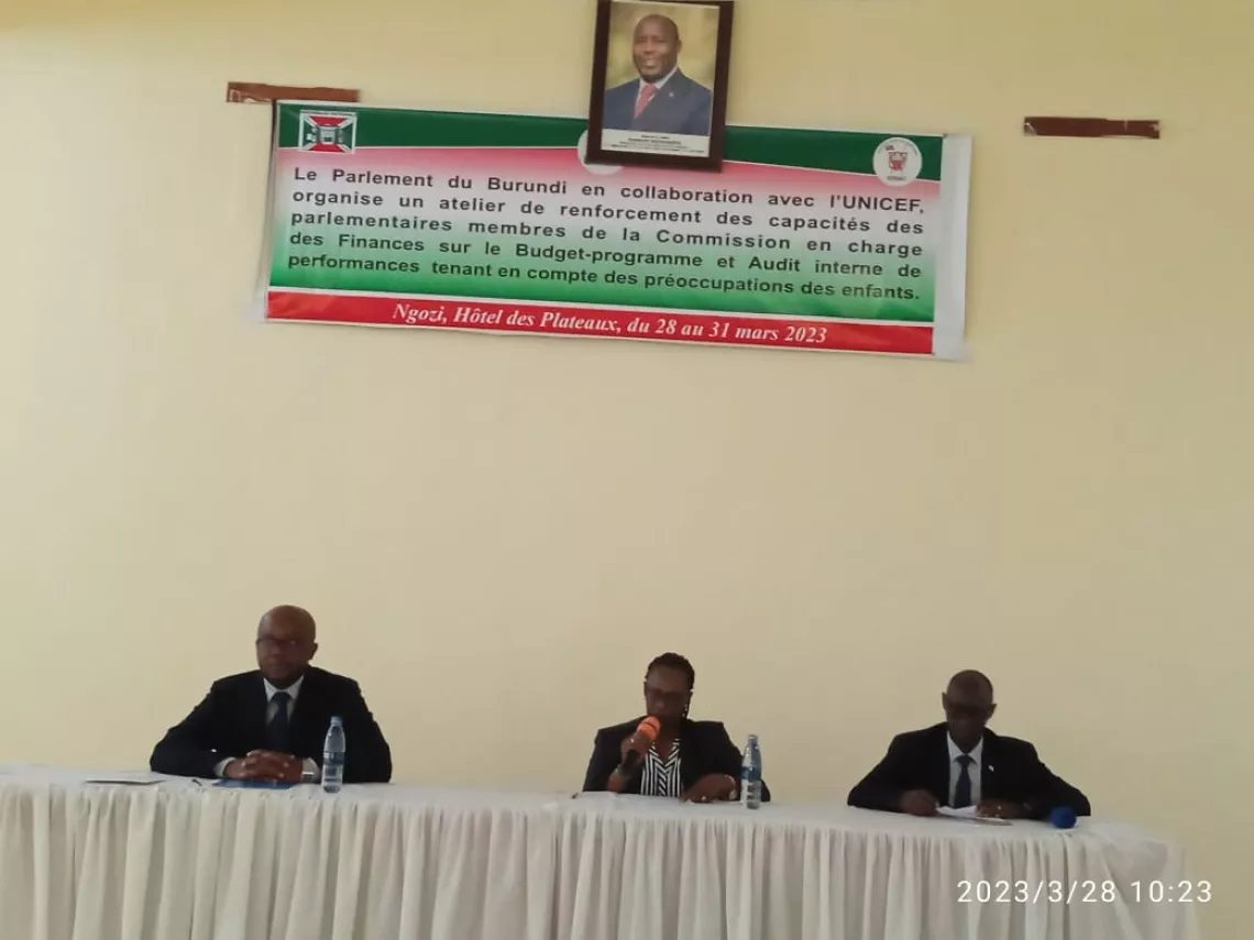  De gauche &agrave; droite : Albert Ewodo Ekani, Chef de la section Politique sociale et plaidoyer de l&rsquo;UNICEF, Hon. M&eacute;diatrice Bazizane vice-pr&eacute;sidente de la commission permanente en charge des finances &agrave; l&rsquo;Assembl&eacute;e nationale et Hon. Fabrice Nkurunziza, Pr&eacute;sident de la commission en charge des finances au S&eacute;nat du Burundi