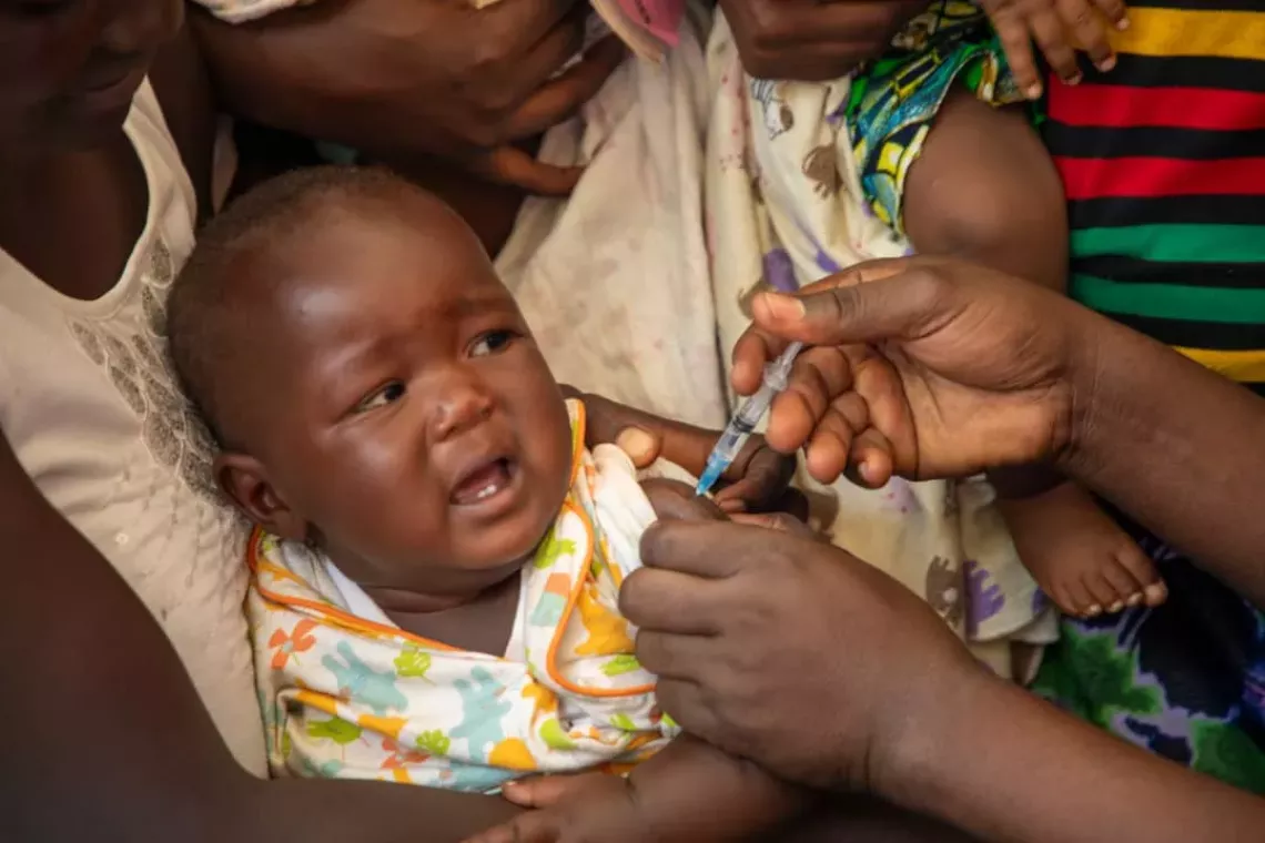 Un enfant recevant le vaccin contre le paludisme.