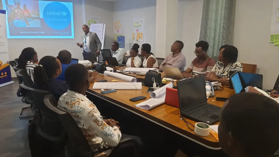 A specialist presenting the inclusion module during the training