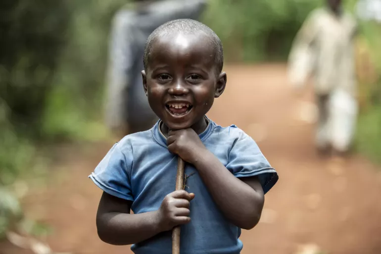 Un sourire &eacute;clatant d'espoir et de joie, symbole de la r&eacute;silience et de la vitalit&eacute; des enfants, malgr&eacute; les d&eacute;fis du quotidien. Chaque enfant m&eacute;rite de sourire ainsi.