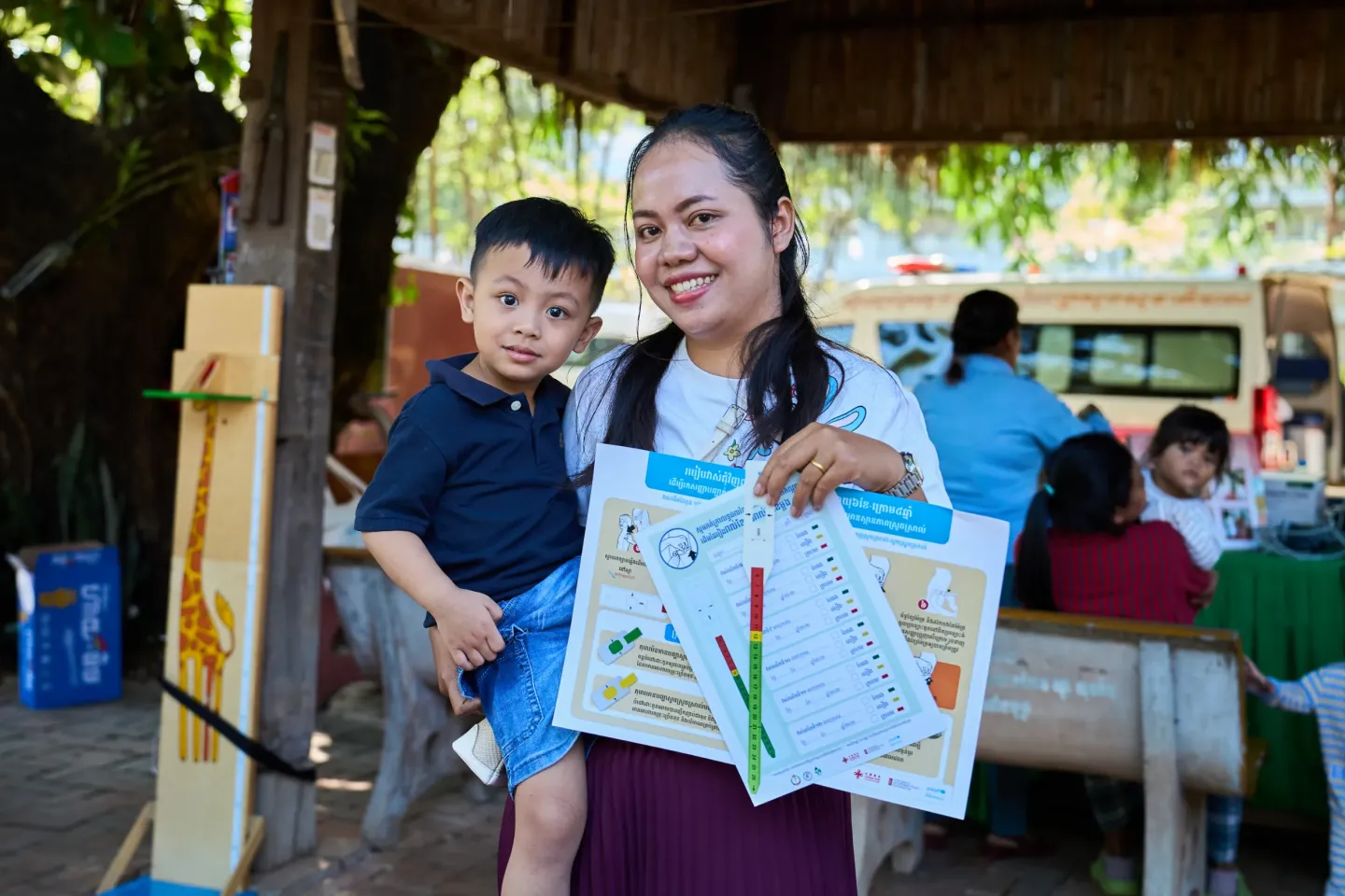 a mother learns to read her child&rsquo;s nutrition using MUAC tape, 