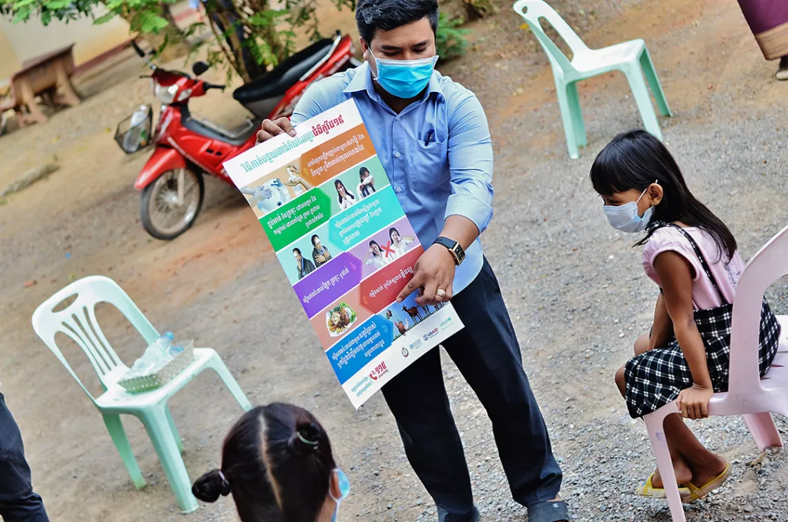 Sum Sroy, social worker of the Department of Social Affairs in Battambang province checked children’s understanding on Covid-19 precautious measure in a follow-up learning session at the Residential Care Center II. 