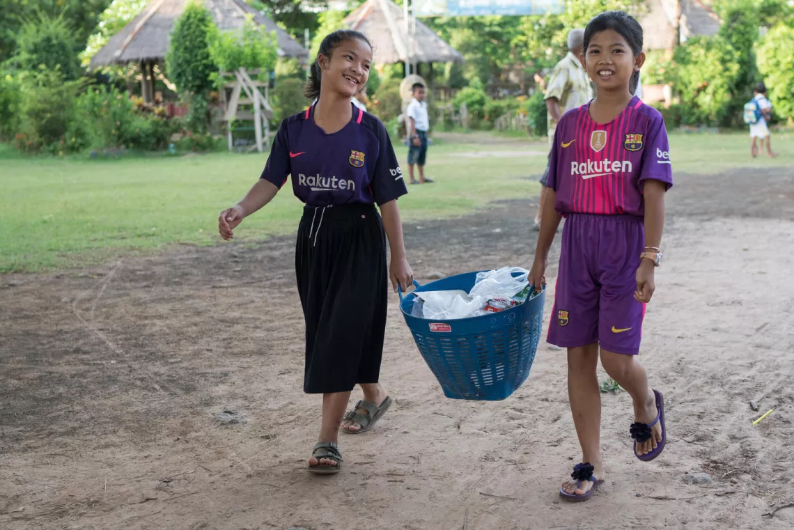 Students pick up trash at Kampong Thmar Primary School, Kang Sao village, Santok district, Kampong Thom commune, Kampong Thom province on July 6, 2018.