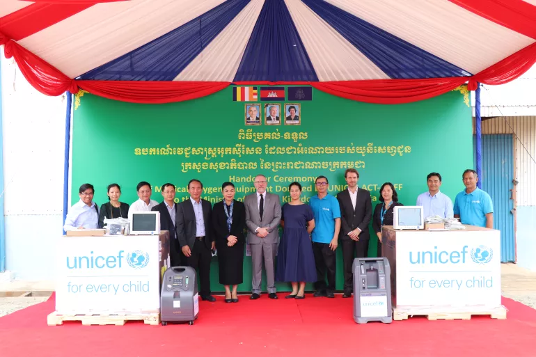 a group photo of UNICEF and MoH representatives at medical equipment for oxygen therapy handover ceremony