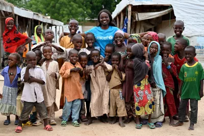 Un staff de l'UNICEF entour&eacute; d'enfants joyeux &agrave; Maroua dans l'extr&ecirc;me-nord du Cameroun