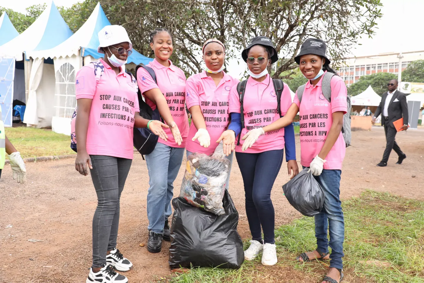 Agab members of Yaounde cleaning street in Yaound&eacute;