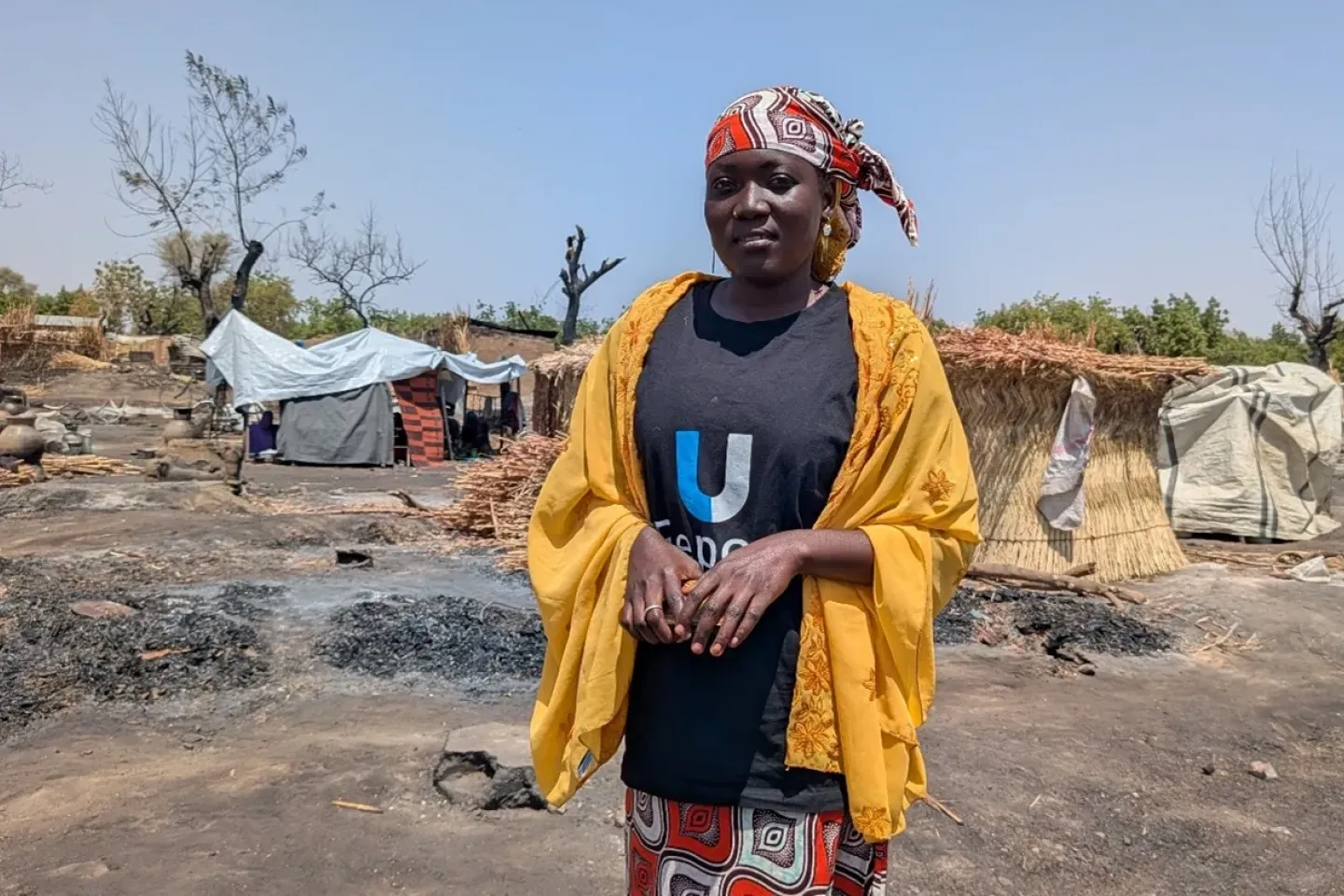 Bintou devant les ruines des cases calcin&eacute;es &agrave; Kolofata