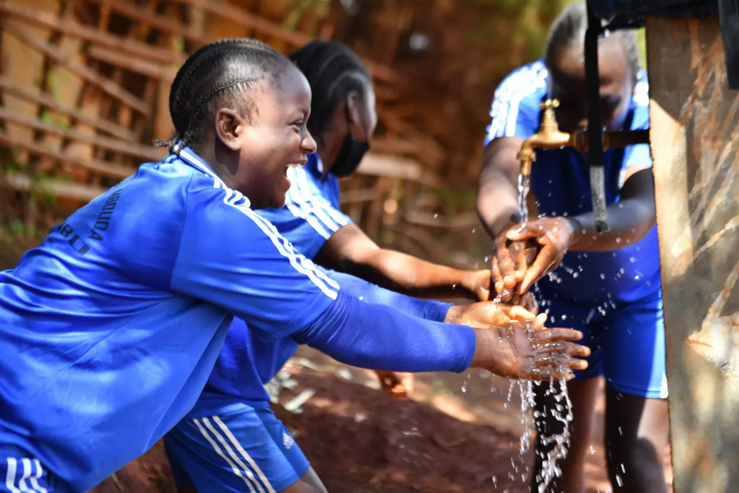 des &eacute;l&egrave;ves heureuses d'avoir de l'eau potable