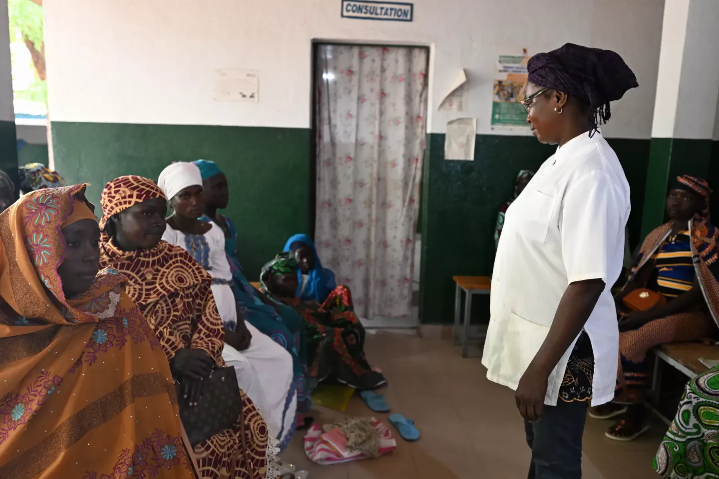 Julienne Kovou &eacute;change avec les femmes enceintes lors d&rsquo;une consultation pr&eacute;natale au CMA de Mokong 