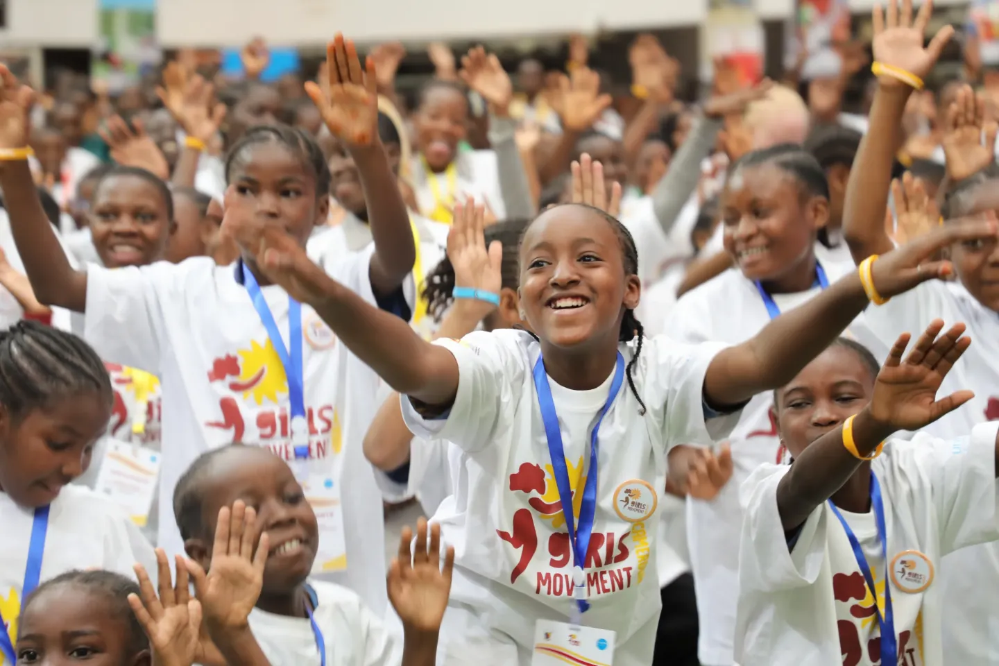 des filles chantent lors du forum national des filles