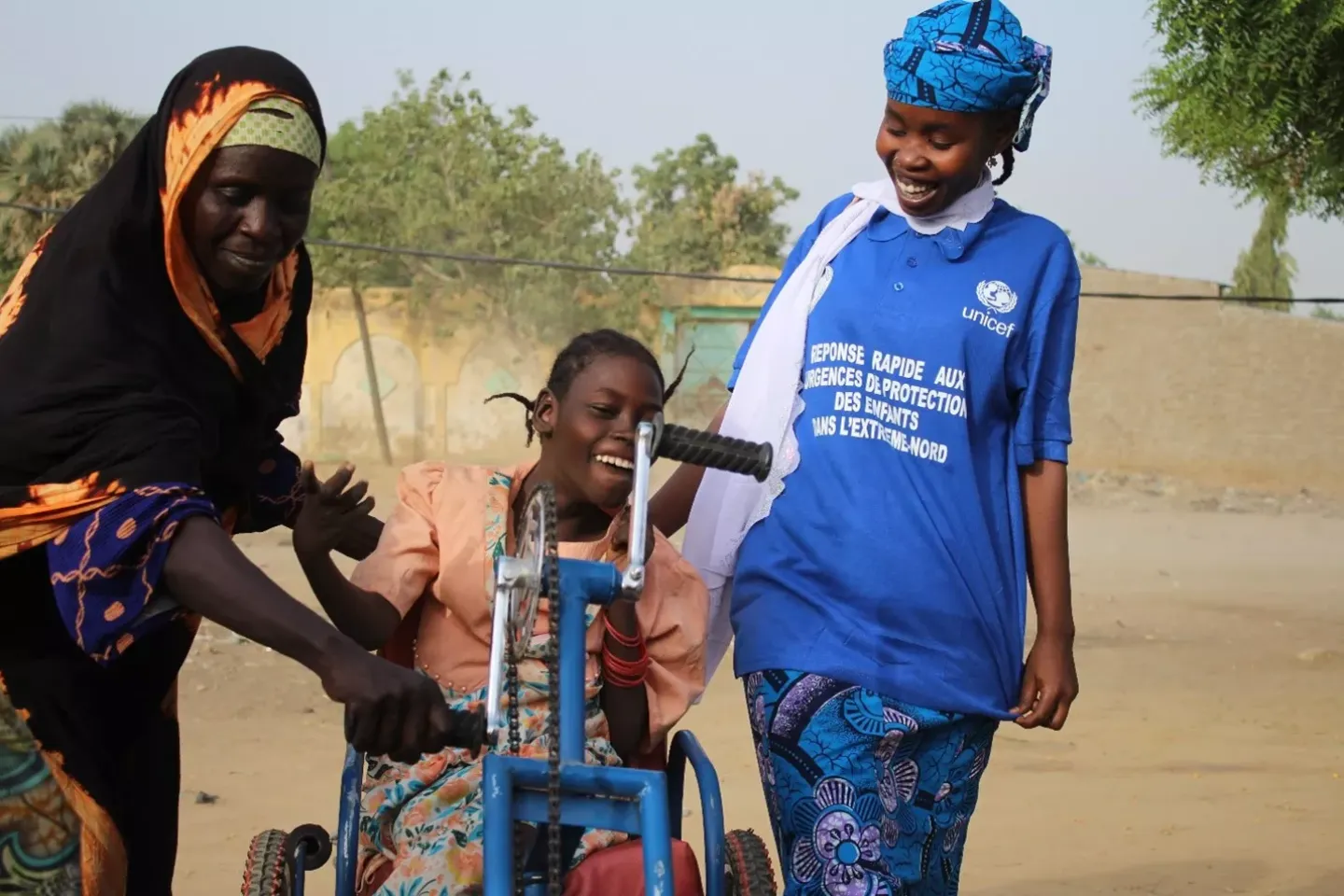 Fatim&eacute;, sa petite fille Halima et Addjid&eacute;, travailleuse sociale 