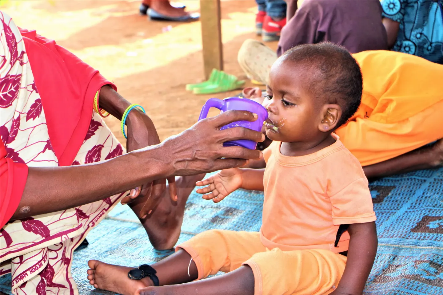 A mother gives her child 5-star porridge in the village of Boulemb&eacute;