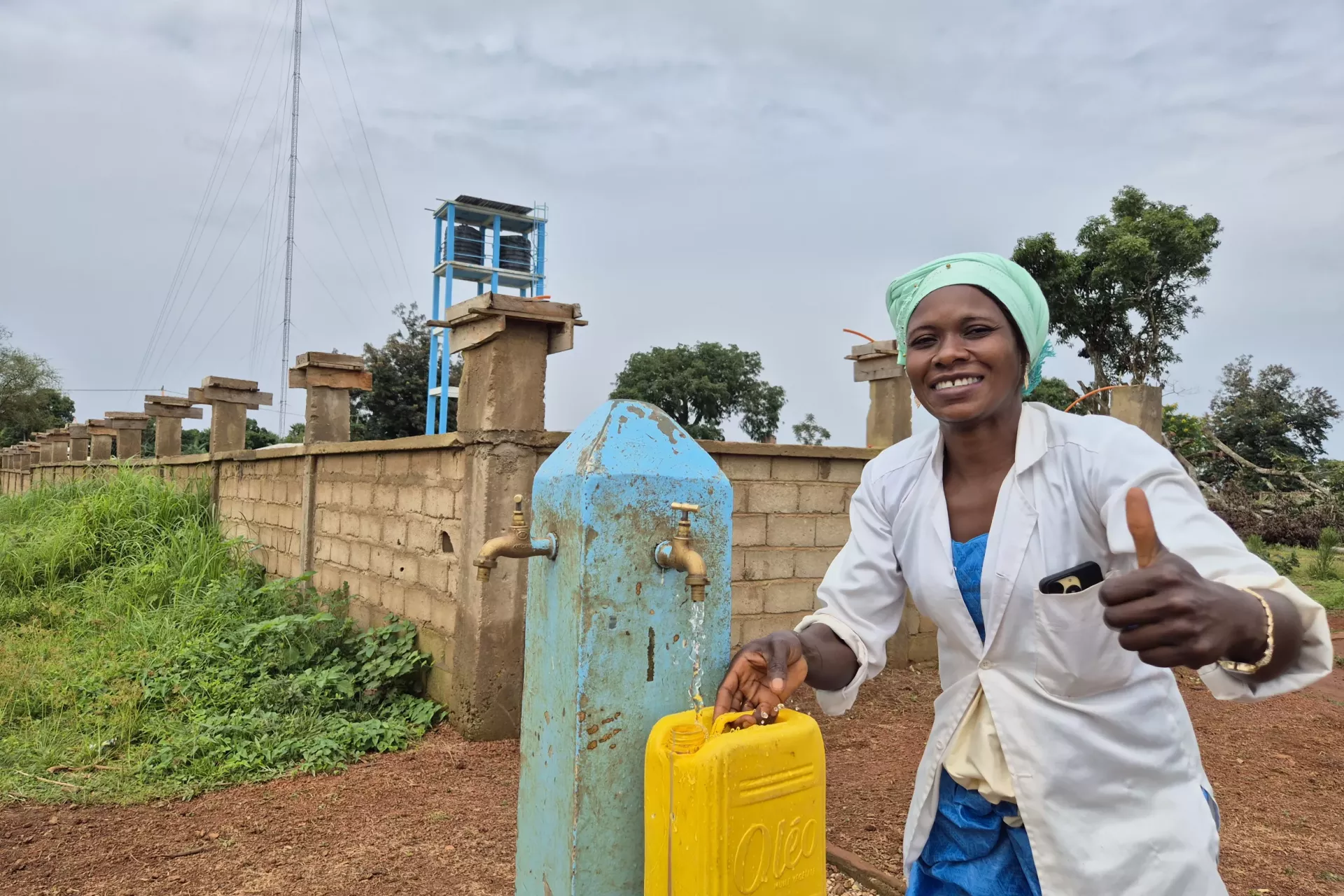 Adama Marie,Agent technique medico-sanitaire se ravitaillant en eau potable pour recycler le mat&eacute;riel m&eacute;dical