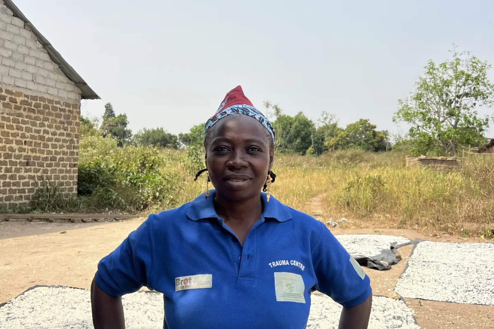 Mairo se tient devant ses &eacute;tals de manioc s&eacute;ch&eacute;s &agrave; l'Est du Cameroun