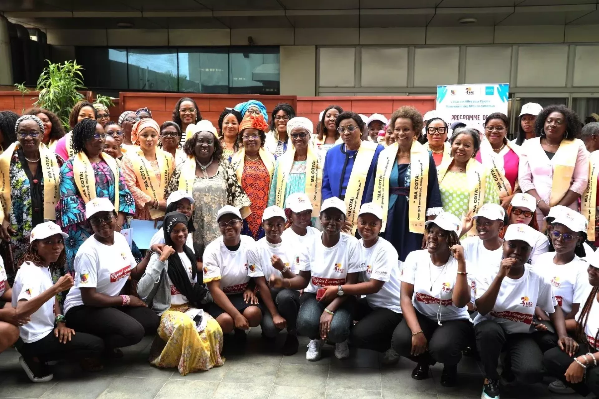 La repr&eacute;sentante de l'UNICEF et plusieurs ministres entour&eacute;es d'adolescentes lors du lancement du programme de mentorat "ma cota " &agrave; Yaound&eacute;
