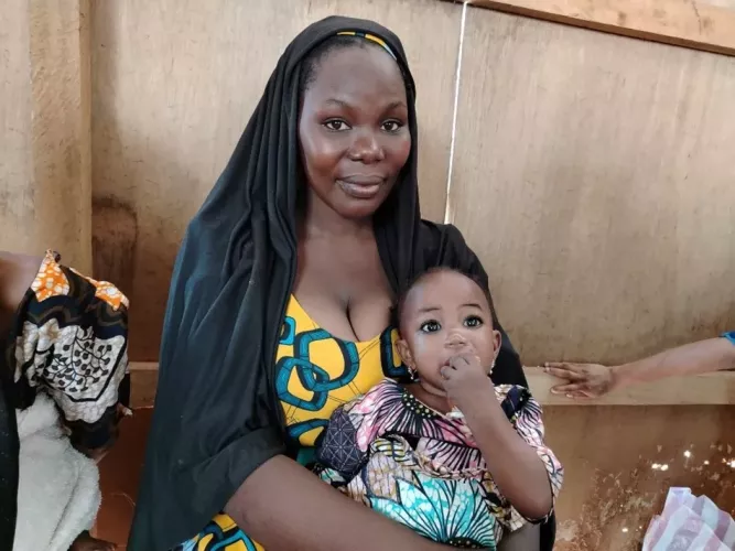 Hawaou porte sa fille Housseinatou gu&eacute;rie de la malnutrition