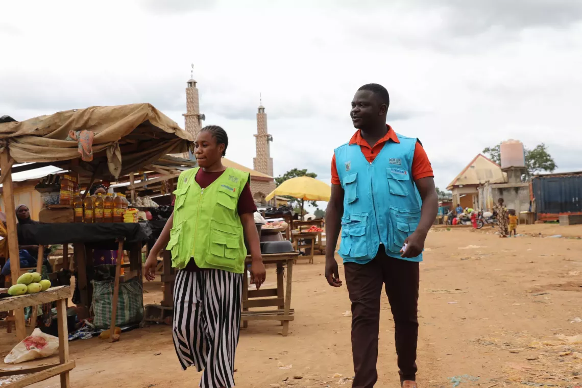 deux agents de sant&eacute; communautaire polyvalents dans un march&eacute; de Garoua Boula&iuml;