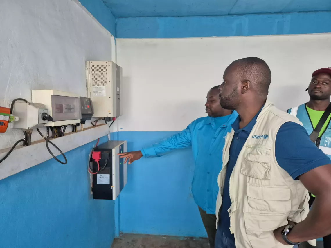 Visite du Chef Wash UNICEF Cameroun au district de sant&eacute; de Kalaldi pour faire le suivi du bon fonctionnement du syst&egrave;me photovolta&iuml;que d&rsquo;approvisionnement en eau potable.