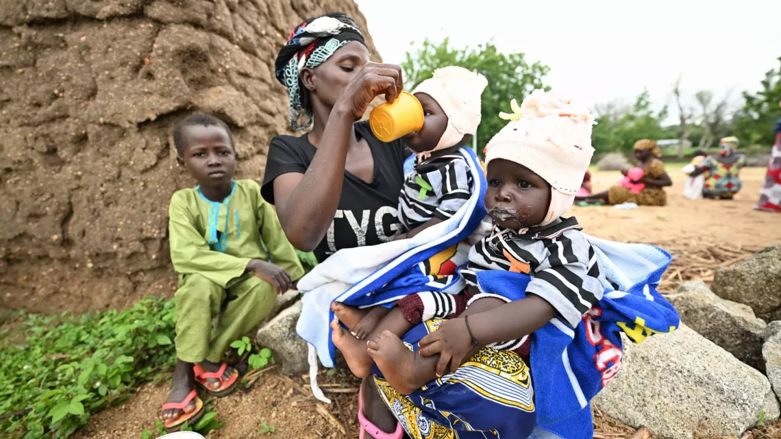 Zakiaya nourrit ses jumeaux Assana et Seini apr&egrave;s la d&eacute;monstration nutritionnelle 
