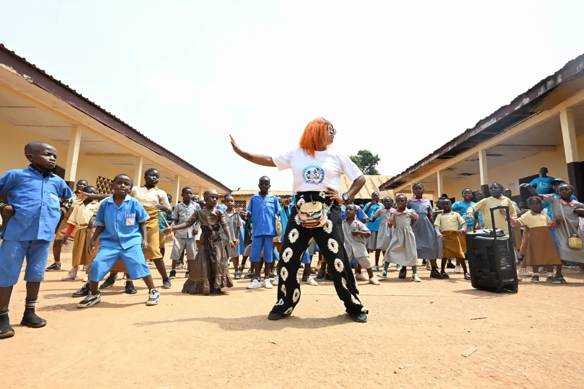 Lauriande entraine les enfants &agrave; produire des pas de danse coordonn&eacute;s lors de l'atelier danse & chor&eacute;graphie