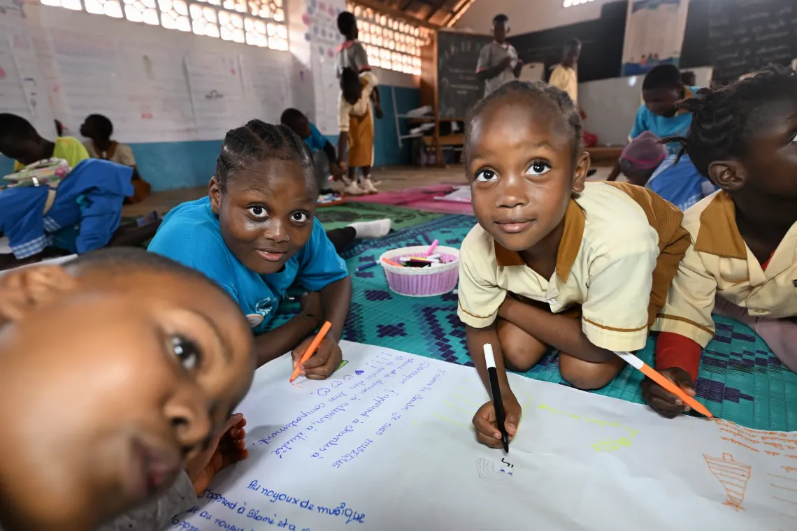 Un groupe d'enfants dessinent leur instrument de musique pr&eacute;f&eacute;r&eacute; et d&eacute;crivent leurs r&ecirc;ves lors du Pr&eacute;-festival Je suis Musique &agrave; l'&eacute;cole publique de Melen &agrave; Yaound&eacute;.