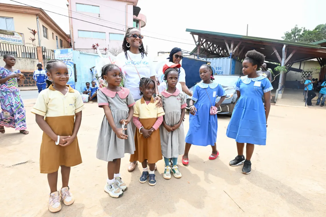 La Repr&eacute;sentante de l'UNICEF, Nadine Perrault entour&eacute;e des enfants des trois noyaux de musique