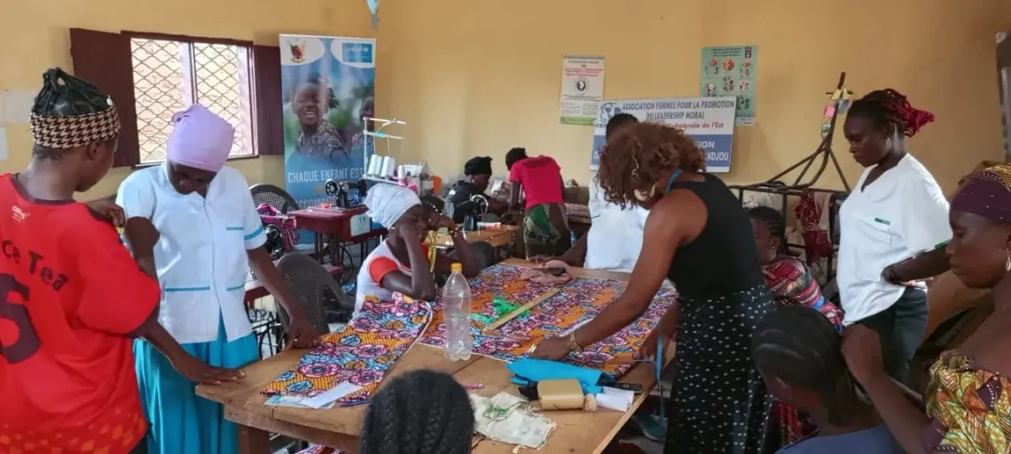 Des femmes en plein apprentissage de couture au centre
