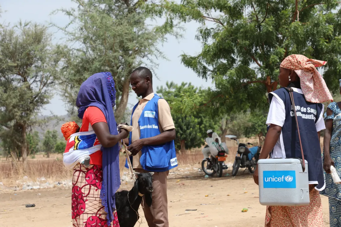 Deux agents de sant&eacute; communautaire sensibilise &agrave; la vaccination contre la polio &agrave; M&eacute;ri
