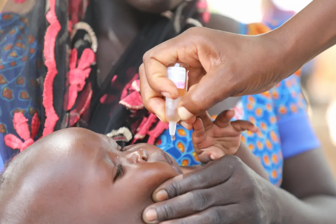 un b&eacute;b&eacute; re&ccedil;oit deux gouttes du vaccin contre la polio &agrave; M&eacute;ri