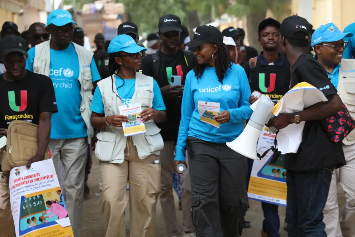 caravane de lutte contre la polio avec la Repr&eacute;sentante  de l'UNICEF dans les rues de Maroua