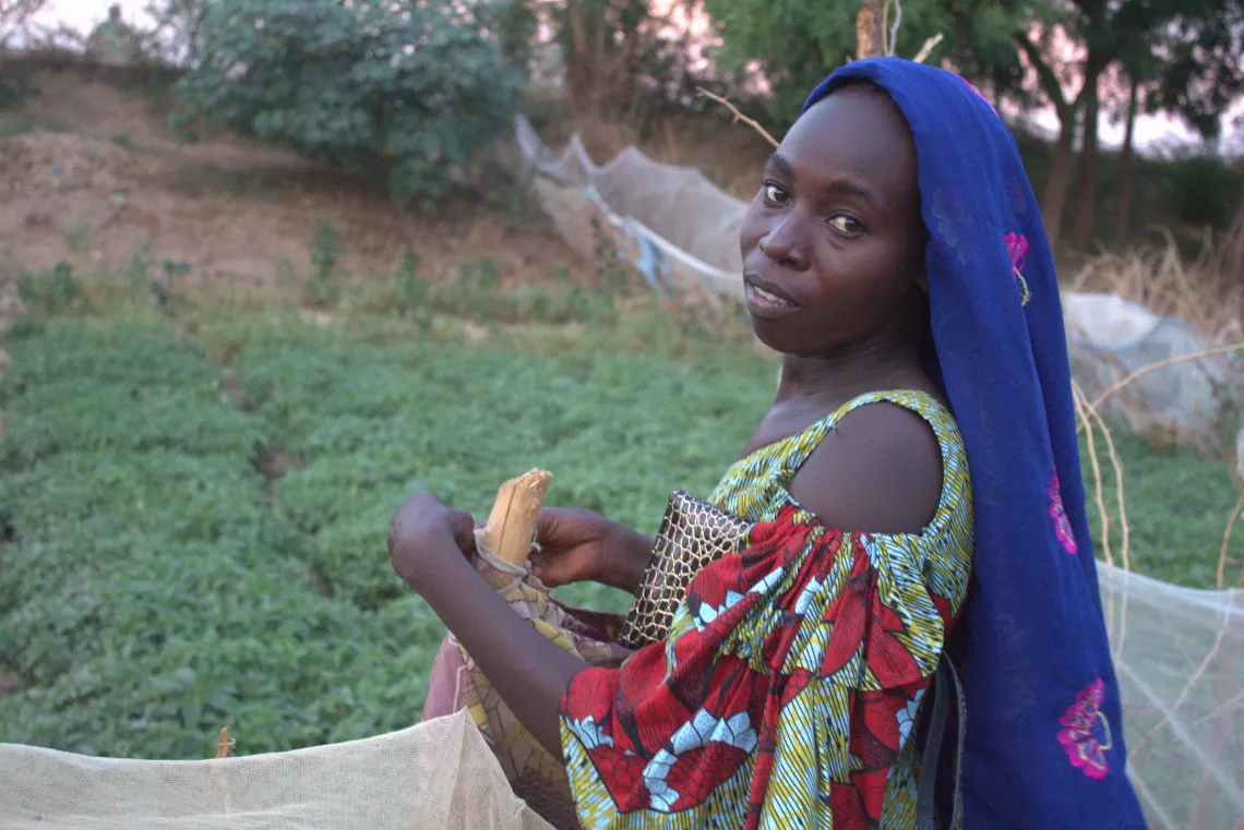 Fara&iuml;da dans son jardin potager