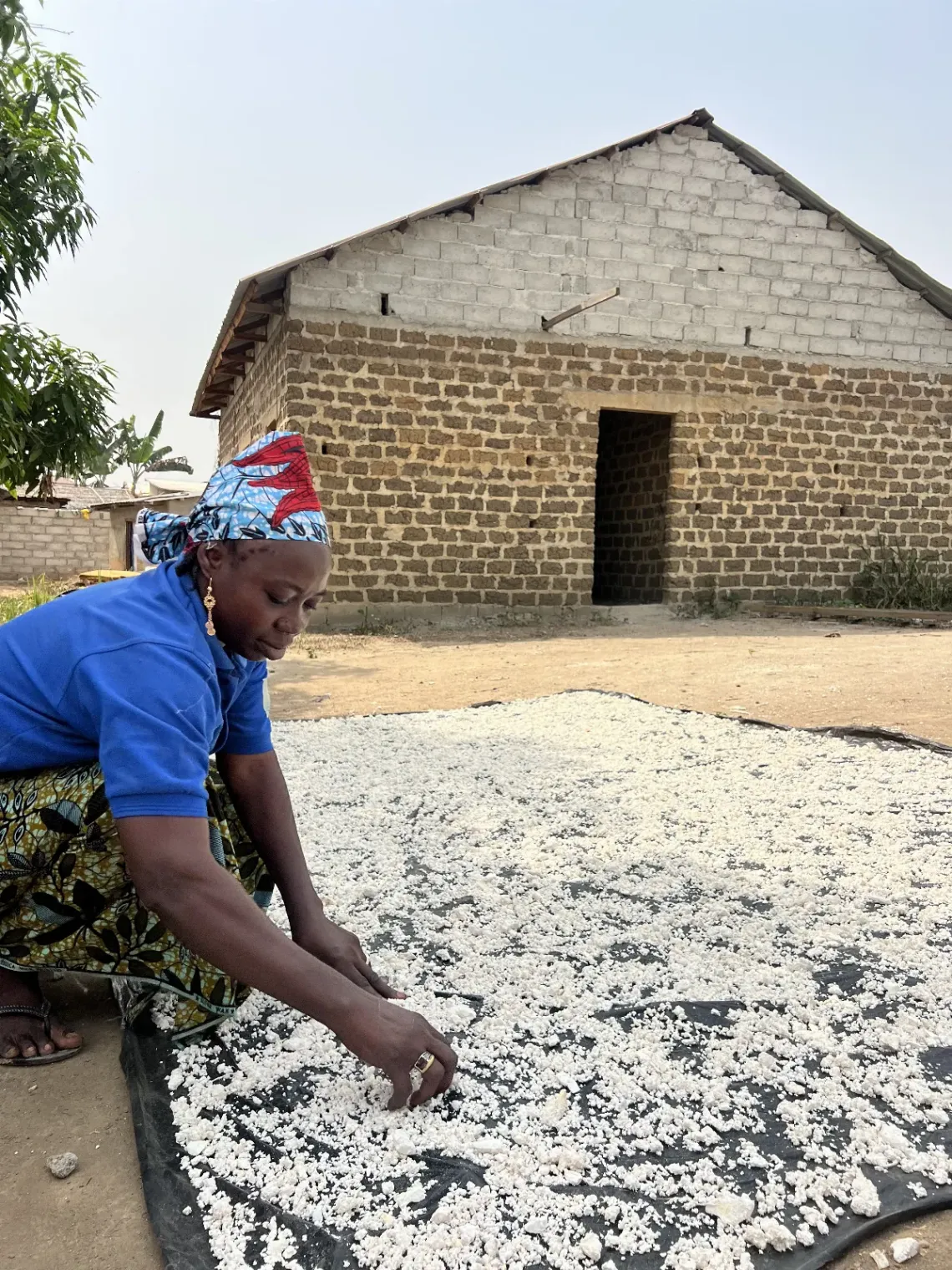 Mairo en train d'&eacute;taler son manioc