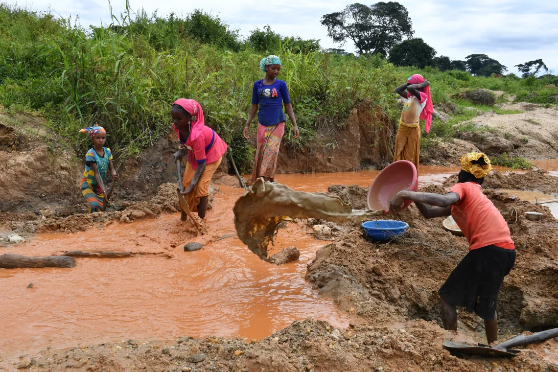 Aminatou and her mates, working in the gold mine