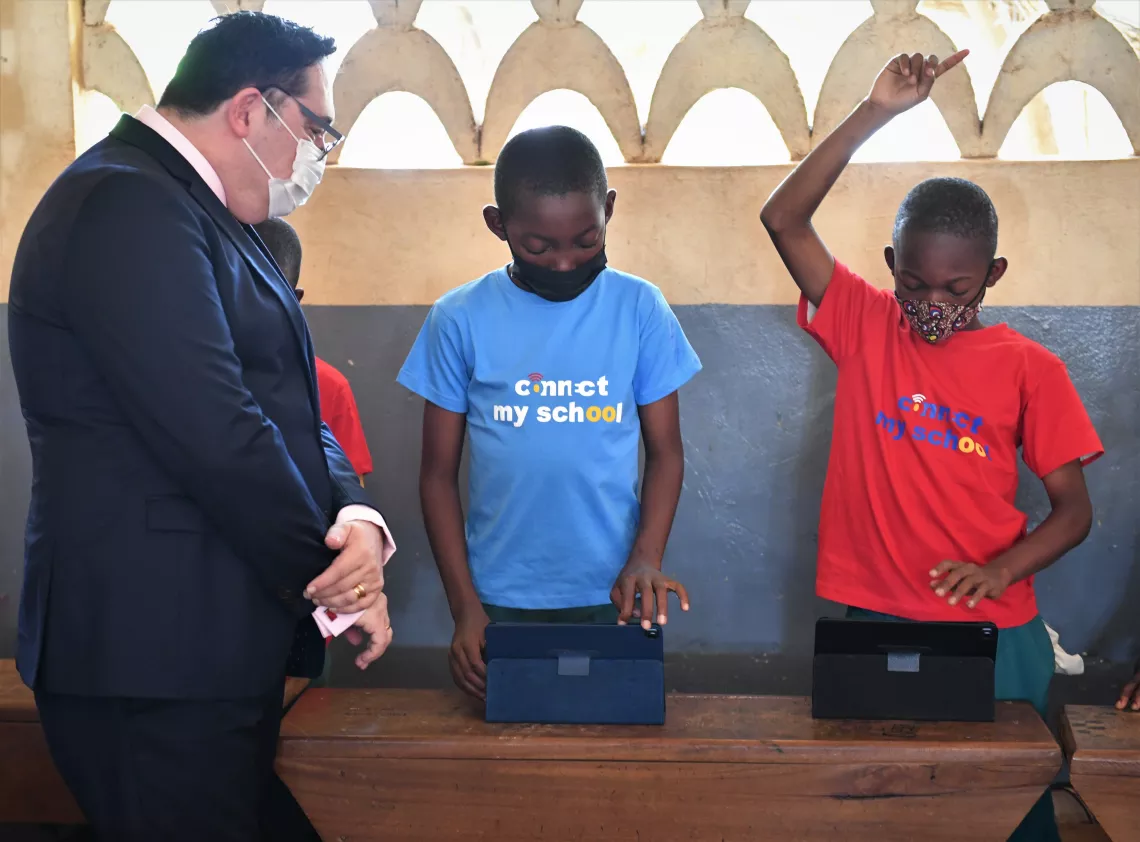 Jacques Boyer visiting a classroom at Melen Public School to see how students use tablets during the lesson