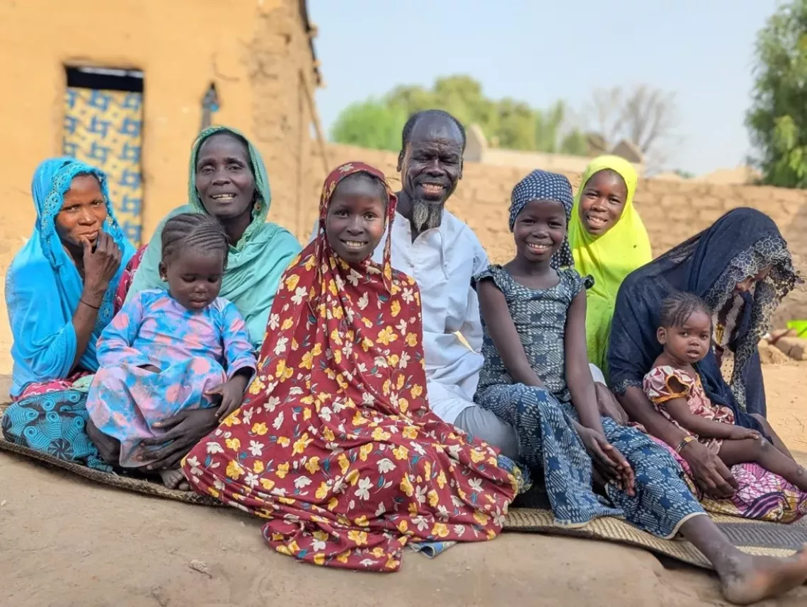 Woudou assis sur une natte avec sa famille &agrave; l'extr&ecirc;me-nord du Cameroun