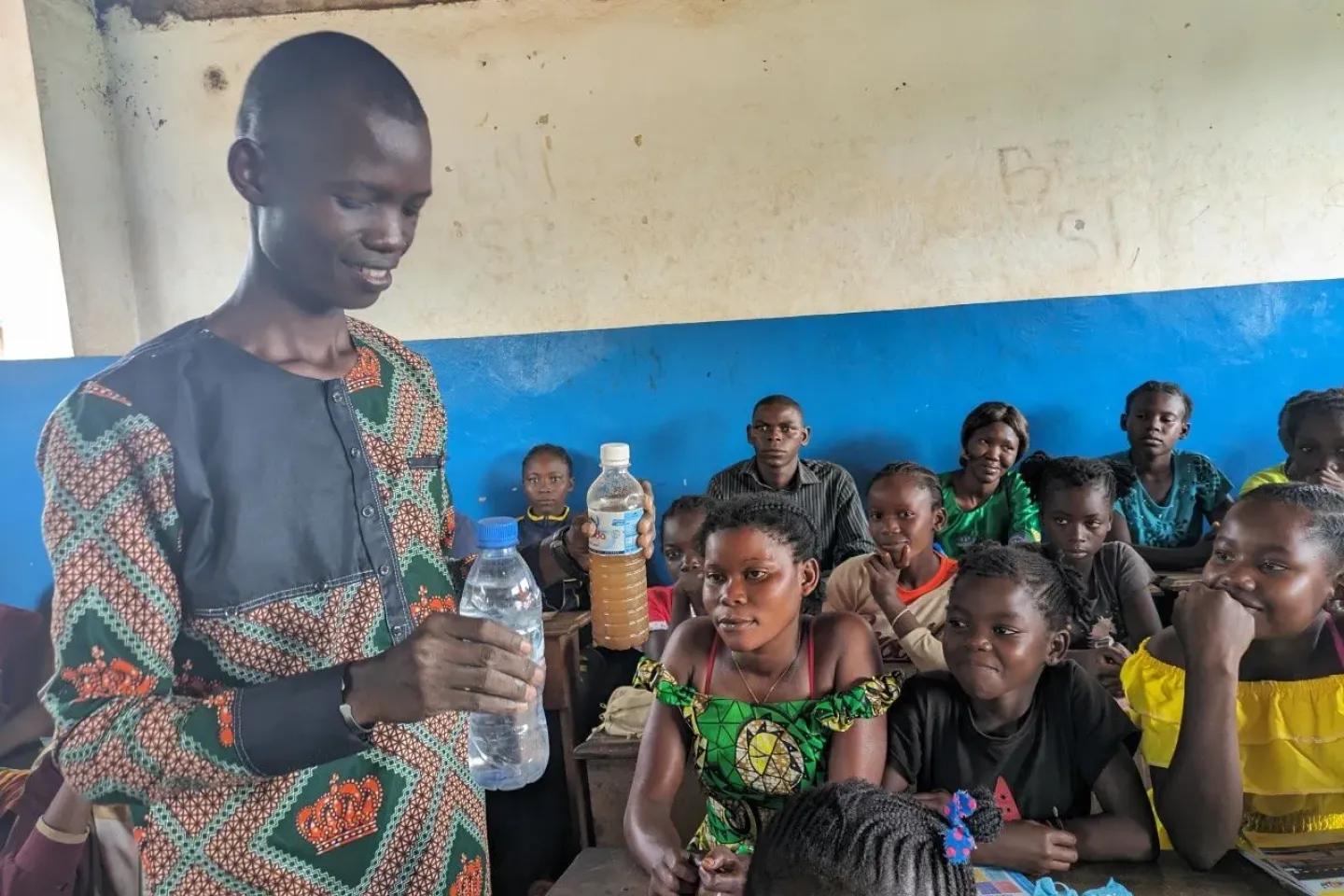 Esdras Samba, a teacher at Sibut Prefectoral School, conducts a practical lesson about the importance of clean water