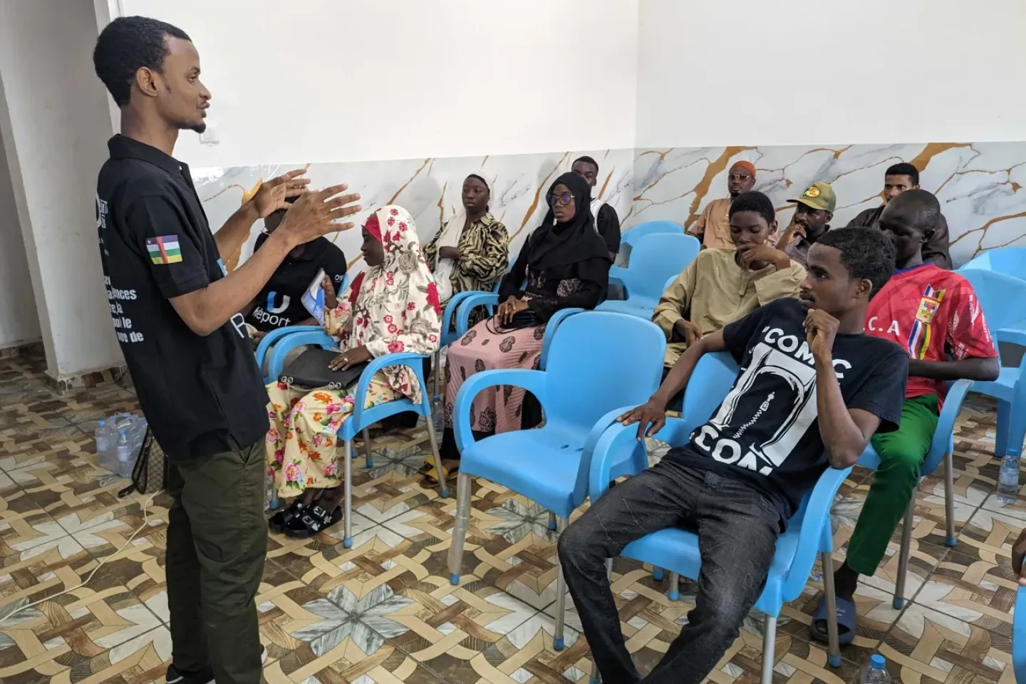 Abdoulaye Ousmane stresses a point during a training session on the polio vaccine to U-Reporters in Bangui&rsquo;s 3rd district. 