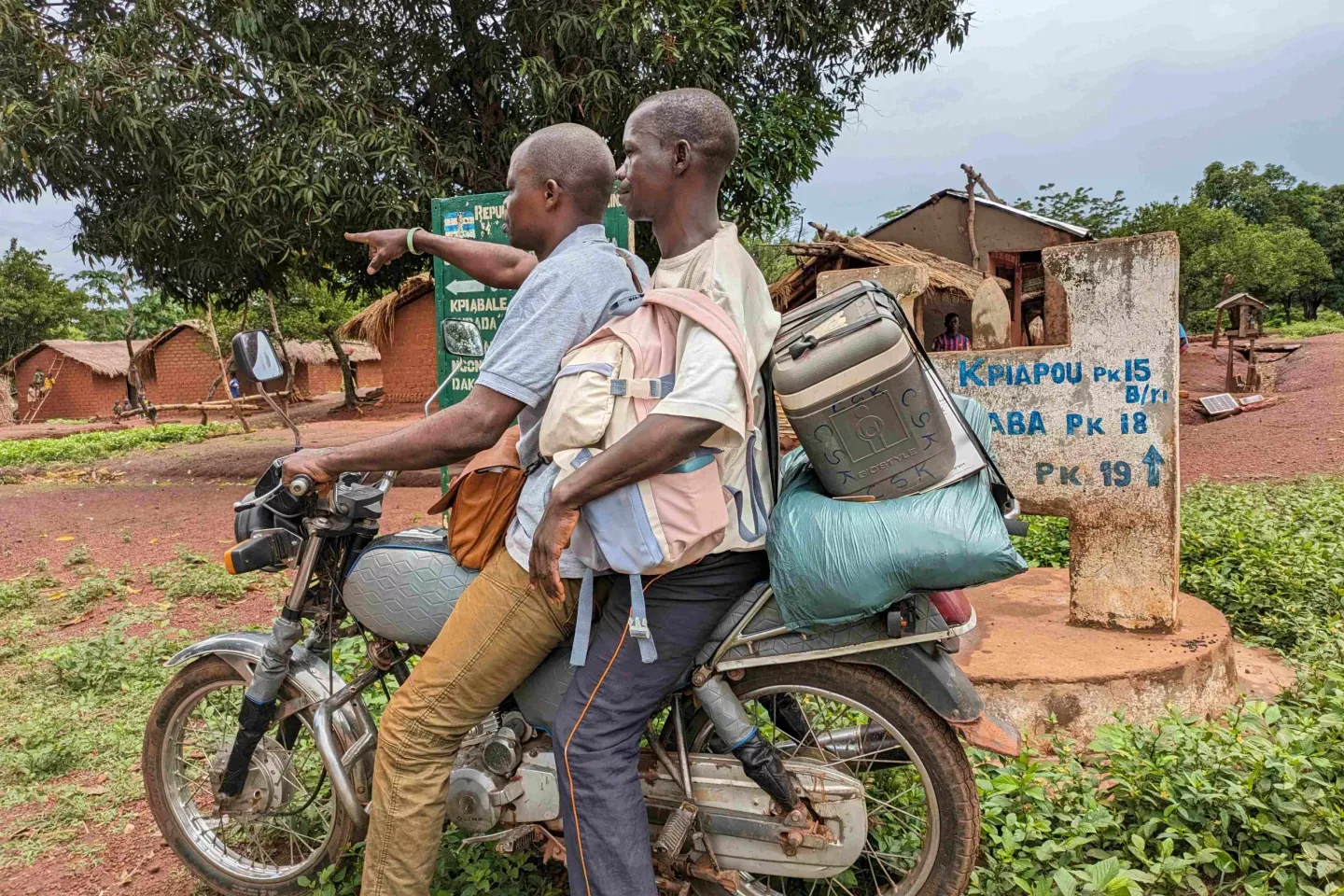 Fabien and Michel on the road to Mandaba, 20 kilometres from Bambari, carrying vaccines in a cold box.