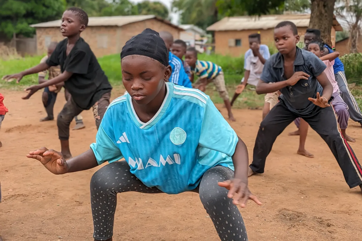 Les jeunes membres du club Capoeira fond de l'exercise chaque semaine