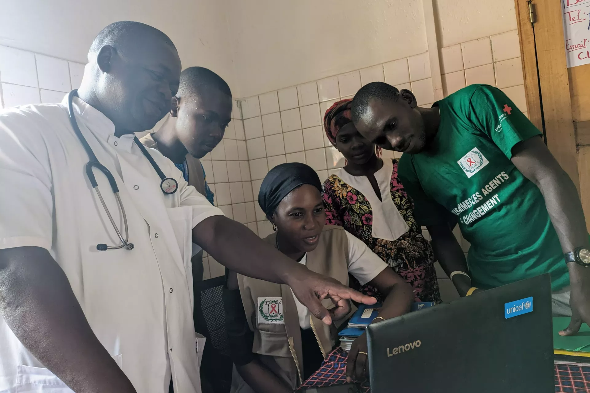 Dr Kango avec le groupe de soutien &agrave; l'h&ocirc;pital p&eacute;diatrique 