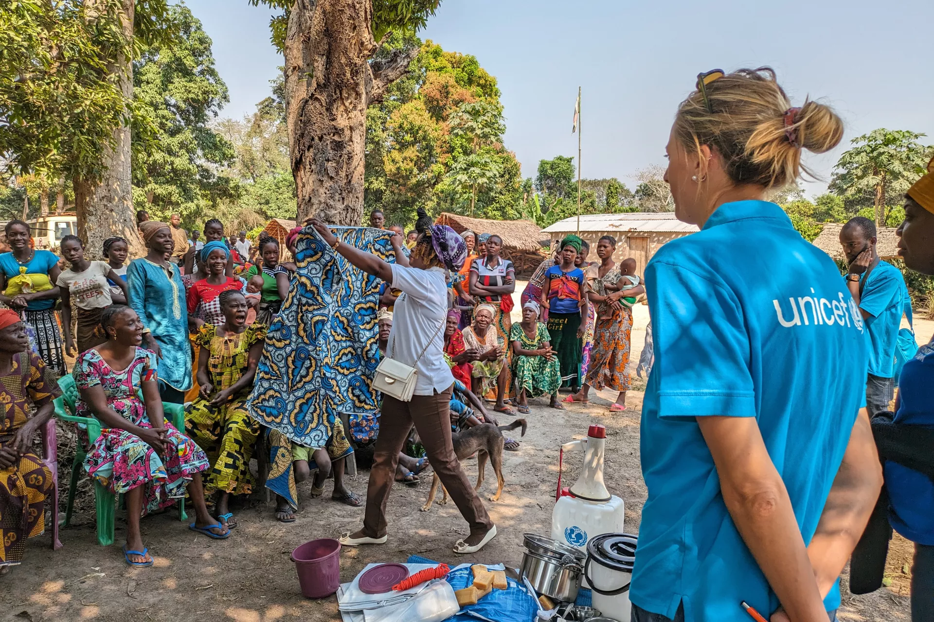 UNICEF partners present the content of the NFIs distributed to the population