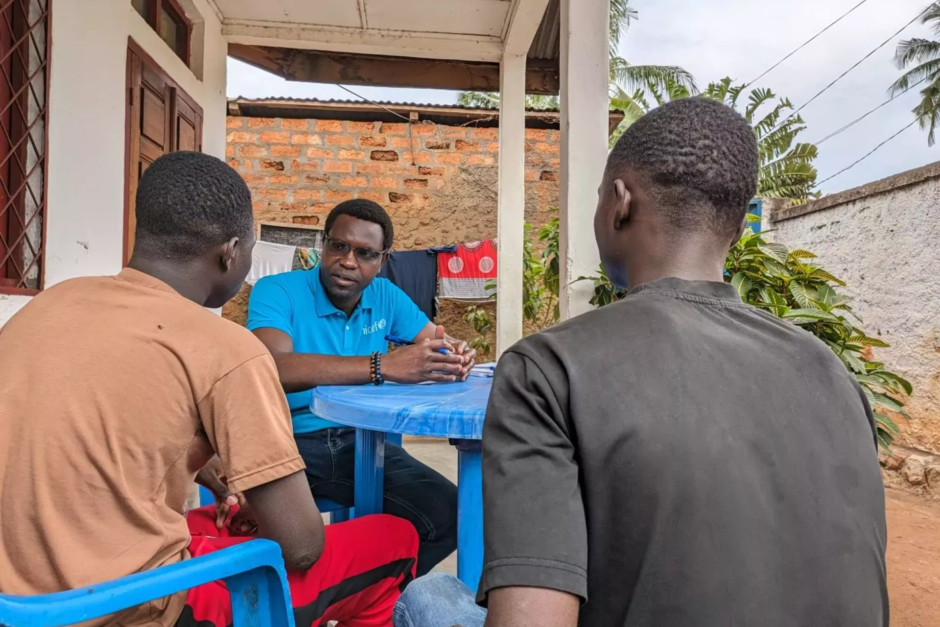 Cyril, de l&rsquo;UNICEF, &eacute;change avec Phillipe et Tony &agrave; la maison ou ils sont h&eacute;berg&eacute;s &agrave; Bangui